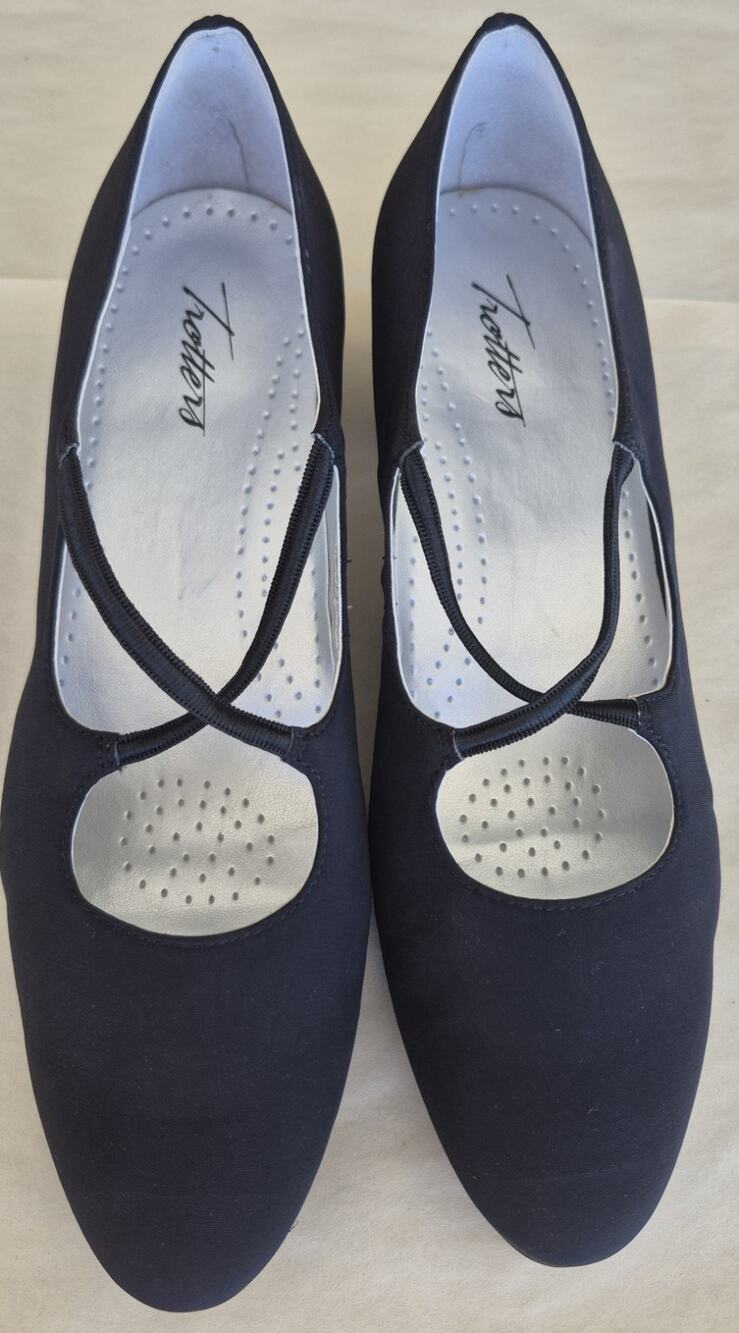 Trotters Jamine A Slip-On Pump Almond Toe in Black Women's Size 9